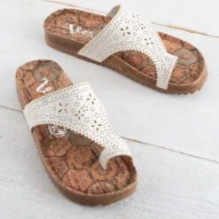 Country Grace Cream Daisy Sandals