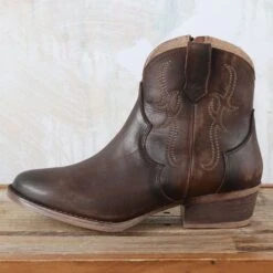 Western Cowboy Equipment Shop -Western Cowboy Equipment Shop Q5161 side